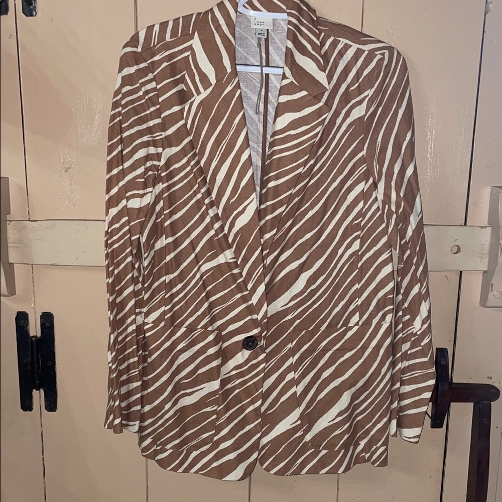 a new day tan and cream zebra Patterned Blazer, size small, NWOT